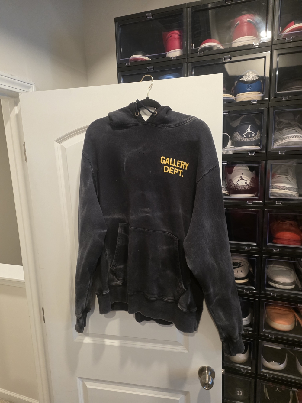 Gallery Dept Men's Black Crewneck Sweatshirt with Yellow Logo